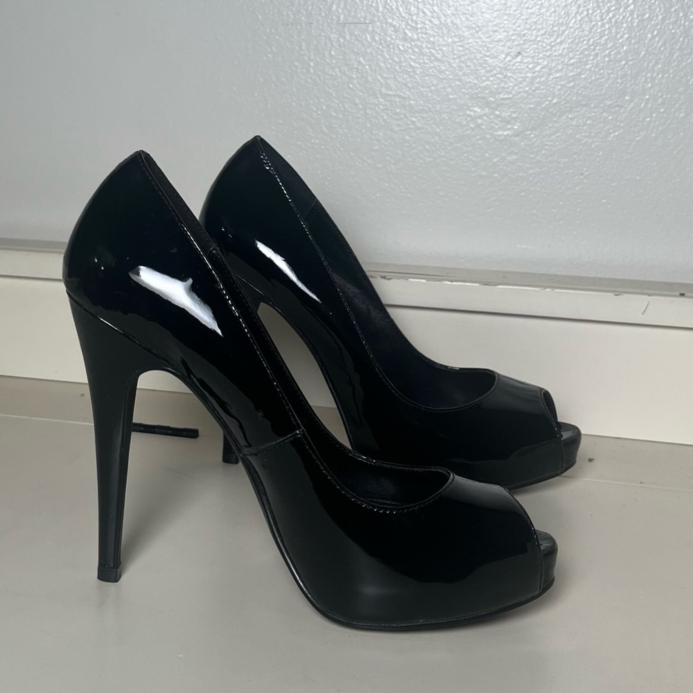 Michael leather heels. Women’s size 7. GORGEOUS!! EUC! Minor scuff on inside. - Picture 5 of 8